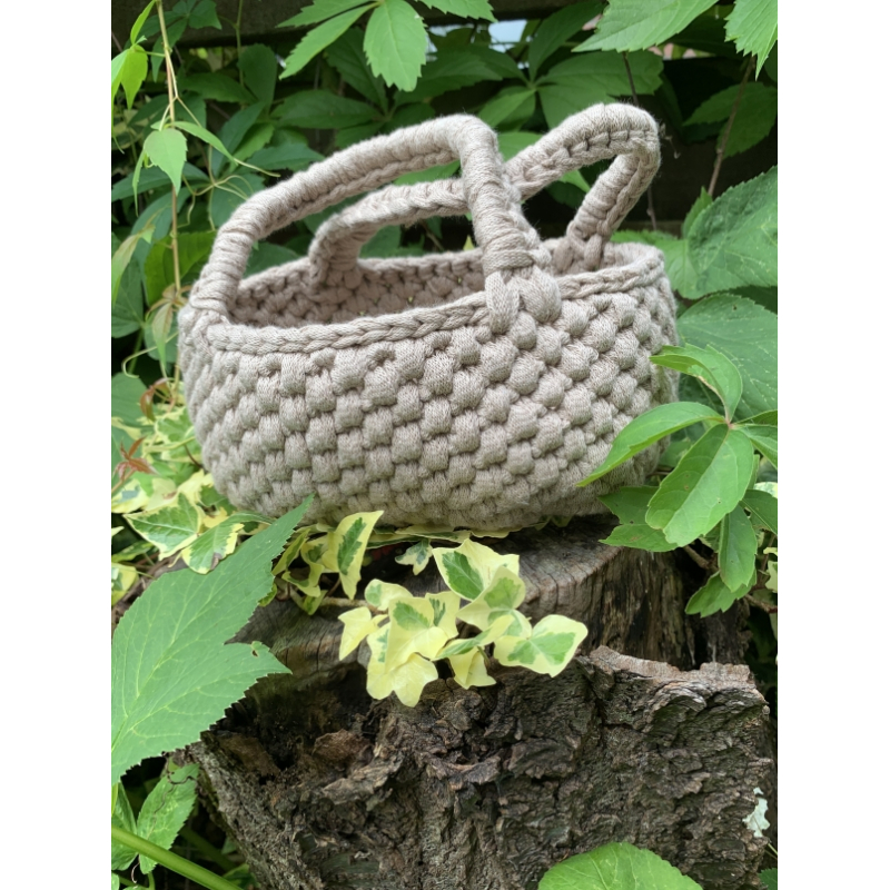 Mandje beige, gehaakt.