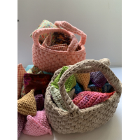 Mandje beige, gehaakt.