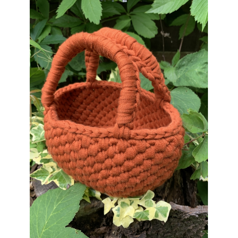 Mandje roodbruin, gehaakt.