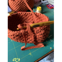 Mandje roodbruin, gehaakt.