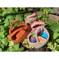 Mandje roodbruin, gehaakt.